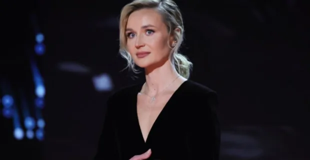 Полина Гагарина поделилась яркими кадрами стройной фигуры в купальнике