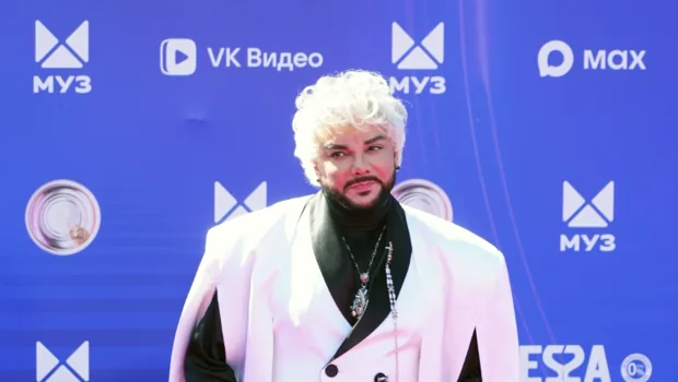Филипп Киркоров исполнил зажигательный танец на диджейском столе на премьере клипа Филипп Киркоров исполнил зажигательный танец на диджейском столе на премьере клипа