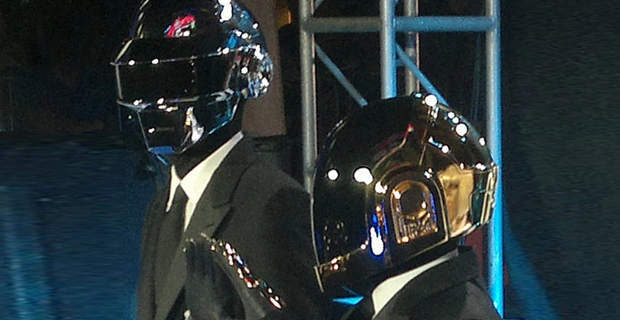 Группа Daft Punk выложила редкое архивное видео выступления без масок Группа Daft Punk выложила редкое архивное видео выступления без масок