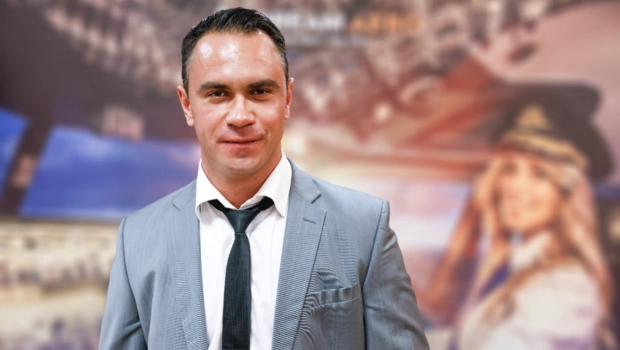 Самый красивый бортпроводник России Даниил Ламас развелся