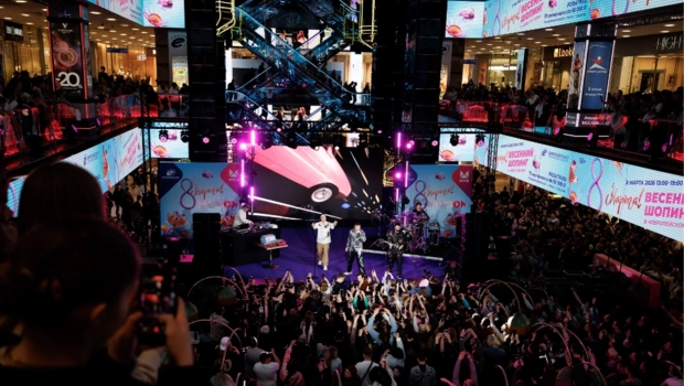 Звезды МУЗ-ТВ поздравили всех женщин с 8 марта на фестивале МУЗОН ФЕСТ