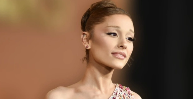 Ариана Гранде использовала мотив рождественского хита Мэрайи Кэри для шутки о плотном графике