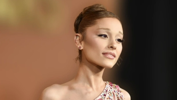 Ариана Гранде использовала мотив рождественского хита Мэрайи Кэри для шутки о плотном графике