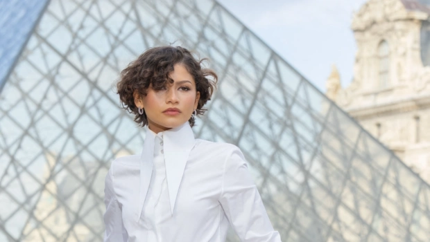 Зендая появилась в белом платье на Неделе моды после слухов о тайной свадьбе