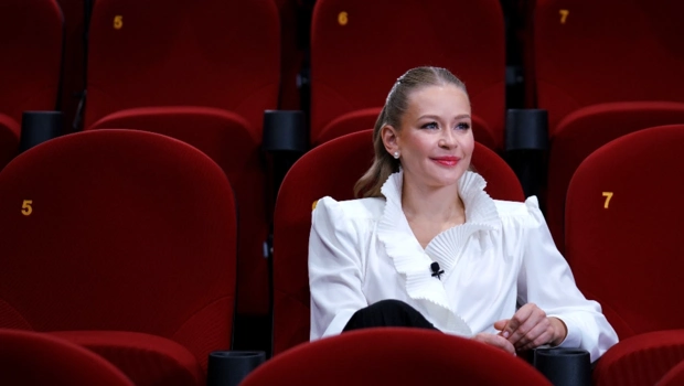 41-летняя Юлия Пересильд вышла в свет в откровенном наряде