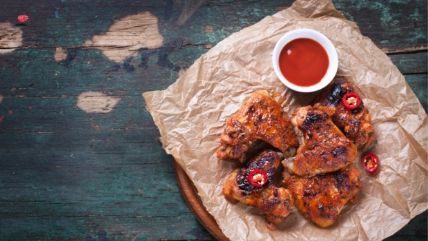 Самые вкусные куриные крылышки, которые расхватают вмиг: рецепт маринада и жарки на мангале