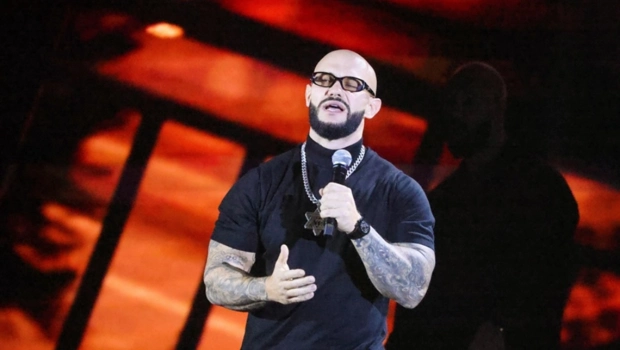 Джиган вышел на сцену новогоднего шоу «Танцы! Ёлка! МУЗ-ТВ!» с сыном