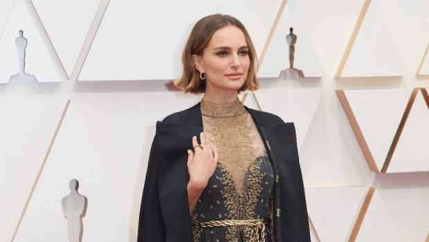 Натали Портман вышла в свет впервые после новостей о беременности