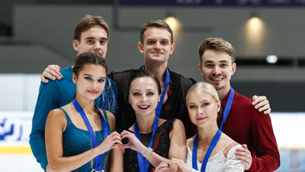 Российские фигуристы заняли весь пьедестал в соревнованиях спортивных пар на турнире в Японии Российские фигуристы заняли весь пьедестал в соревнованиях спортивных пар на турнире в Японии