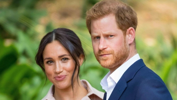 Меган Маркл высмеяли в Сети после публикации ролика с босоногим принцем Гарри