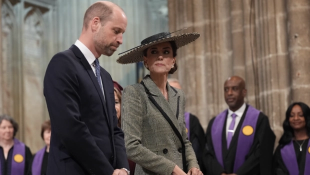 Кейт Миддлтон вышла в свет в широкополой шляпе и клетчатом сером пальто