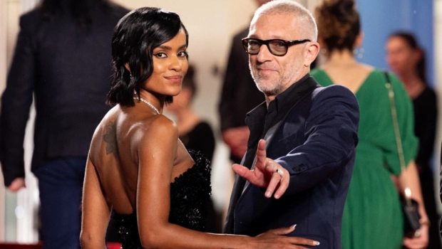 Смелые образы и короткая стрижка: Венсан Кассель и Нара Баптиста блистают на Неделе моды в Париже