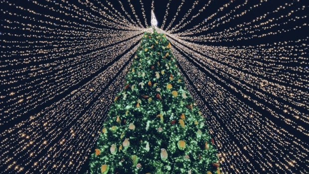 История новогодних традиций: от оливье до бенгальских огней