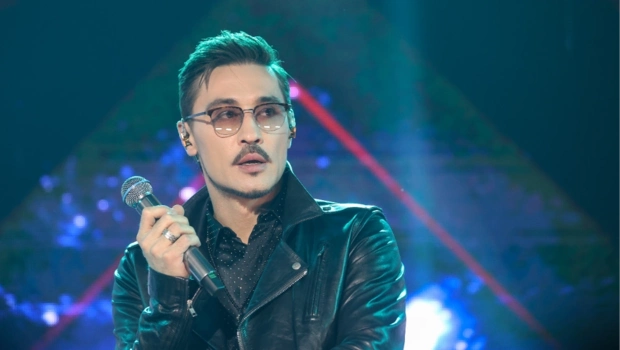 Дима Билан похвастался необычным сеансом массажа: «По мне женщина ходит»