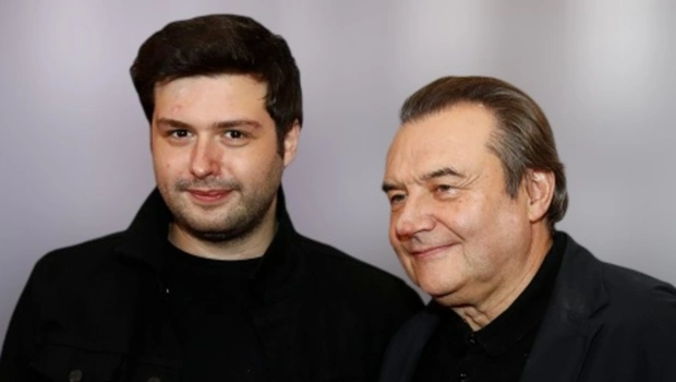 Алексей Учитель одобрил идею сына-режиссера переснять «Прогулку» Алексей Учитель одобрил идею сына-режиссера переснять «Прогулку»