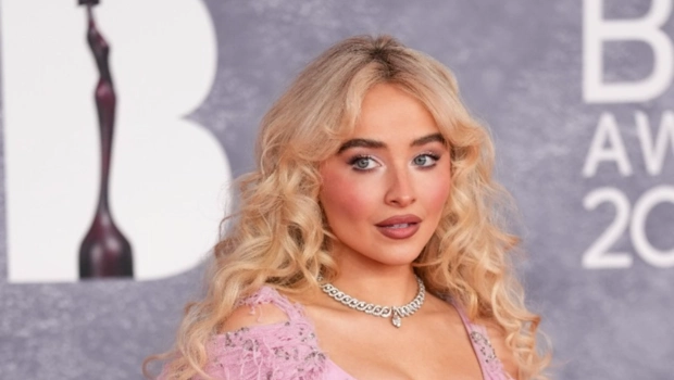 Сабрина Карпентер «арестовала» Мисс Пигги на своем концерте Сабрина Карпентер «арестовала» Мисс Пигги на своем концерте