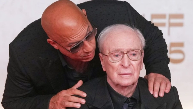 92-летний Майкл Кейн в инвалидном кресле получил награду за выдающийся вклад в кинематограф 92-летний Майкл Кейн в инвалидном кресле получил награду за выдающийся вклад в кинематограф