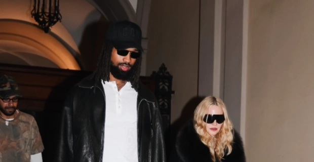 Мадонна появилась на Неделе моды с молодым бойфрендом Мадонна появилась на Неделе моды с молодым бойфрендом