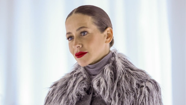 Юлия Барановская уронила роскошное украшение прямо на сцене Юлия Барановская уронила роскошное украшение прямо на сцене