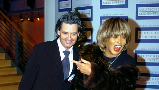 Вдовец Тины Тернер появился на публике с новой девушкой после двух лет траура