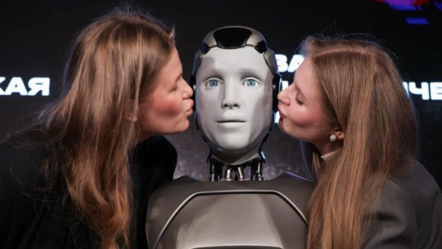 Робот-бортпроводник «Володя» провел свой первый авиарейс Робот-бортпроводник «Володя» провел свой первый авиарейс