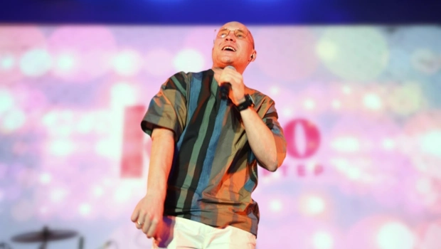 VAVAN подарил женщинам в Москве букеты ромашек