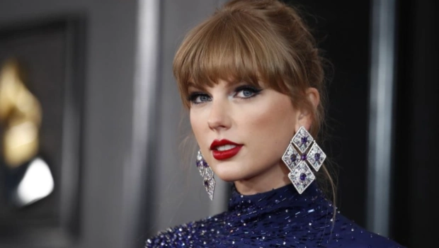 Тейлор Свифт рассказала, как конфликт с родителями вдохновил ее на хит «Love Story» в 17 лет