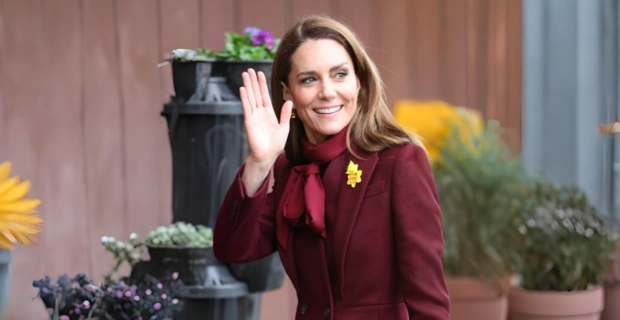 Кейт Миддлтон вышла в свет в любимом бордовом пальто Кейт Миддлтон вышла в свет в любимом бордовом пальто