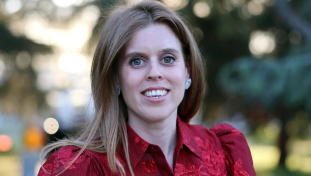 Принцесса Беатрис проводит чаепития для богачей на фоне изгнания отца из королевской ложи