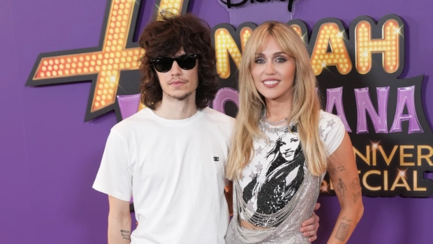 Майли Сайрус появилась на премьере «Ханны Монтаны 20» с семьей и бойфрендом