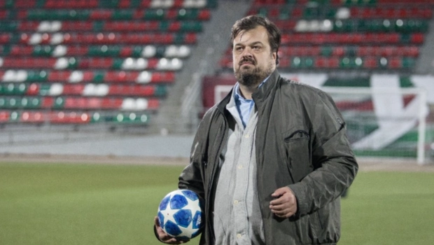 На могиле Василия Уткина установили памятник с его культовыми цитатами