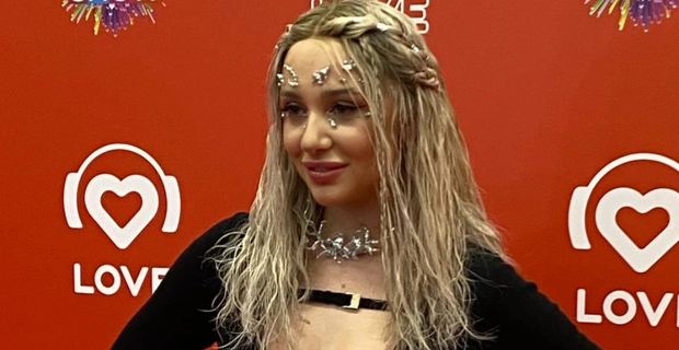 «Убегала с уроков в раздевалку, чтобы понюхать его куртку»: MIA BOYKA — о первой любви «Убегала с уроков в раздевалку, чтобы понюхать его куртку»: MIA BOYKA — о первой любви