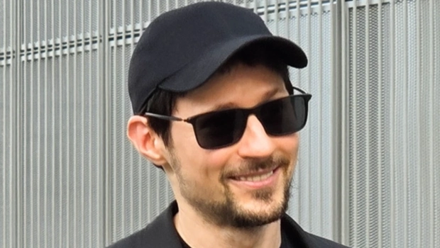 Павел Дуров предпочел официантку бизнес-леди