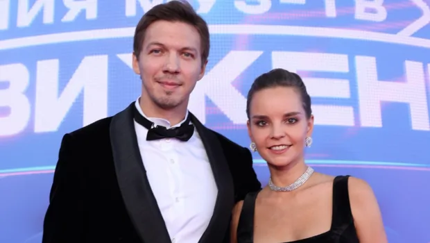 Дина Аверина и Дмитрий Соловьев поделились первыми кадрами с сыном после выписки из роддома Дина Аверина и Дмитрий Соловьев поделились первыми кадрами с сыном после выписки из роддома
