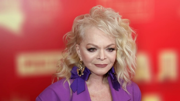 Юрист объяснил, какую компенсацию может потребовать Лариса Долина за продажу масок с ее изображением