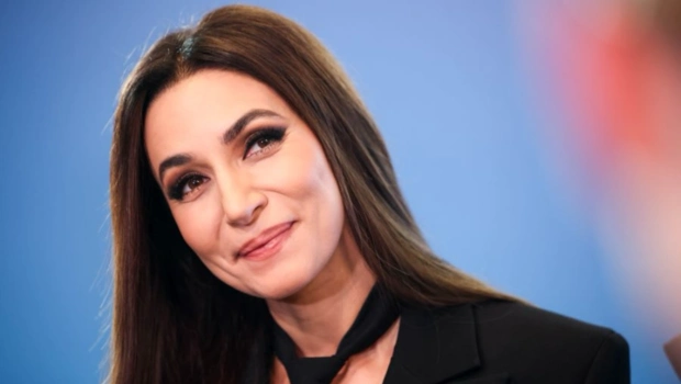 Зара отдохнула с сыновьями на курорте и показала фото в ярком бикини: «Отпуск удался»