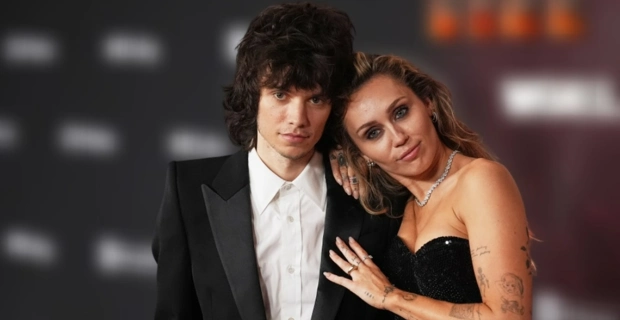 Майли Сайрус вышла в свет с кольцом на безымянном пальце и спровоцировала слухи о помолвке