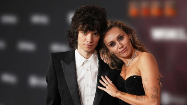 Майли Сайрус вышла в свет с кольцом на безымянном пальце и спровоцировала слухи о помолвке