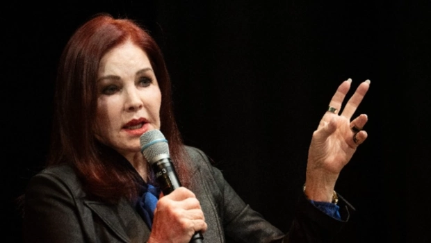 Вдова Элвиса Пресли проводит встречи с фанатами для погашения долгов