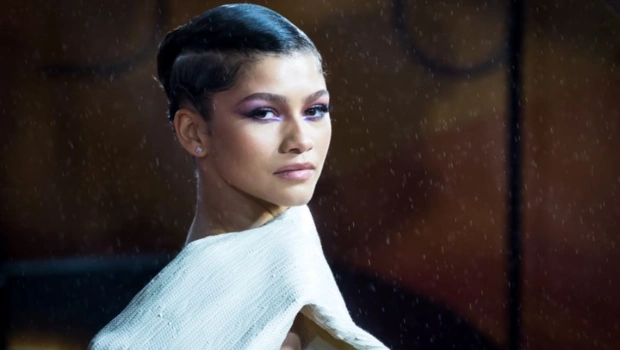 Зендея вышла в свет с золотым кольцом на безымянном пальце на фоне слухов о тайной свадьбе