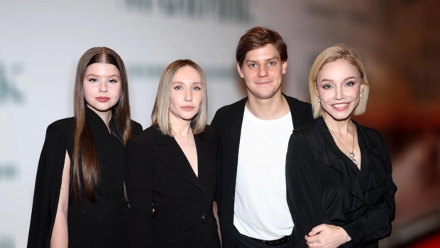 60-летнюю Марину Зудину сравнили с девушкой ее сына: «Выглядят как ровесницы» 60-летнюю Марину Зудину сравнили с девушкой ее сына: «Выглядят как ровесницы»