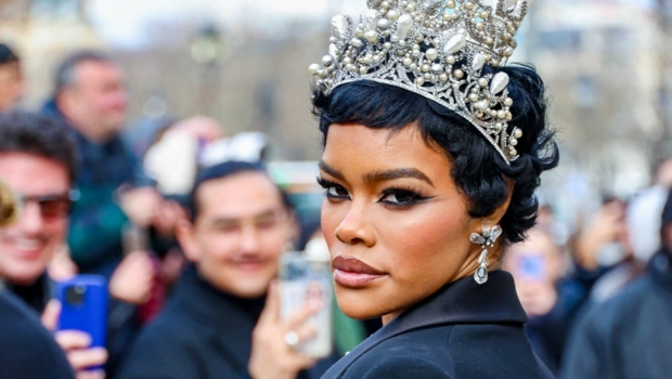 Королева показа: Тияна Тейлор покоряет Париж в «голом» платье и украшениях «из Лувра» Королева показа: Тияна Тейлор покоряет Париж в «голом» платье и украшениях «из Лувра»