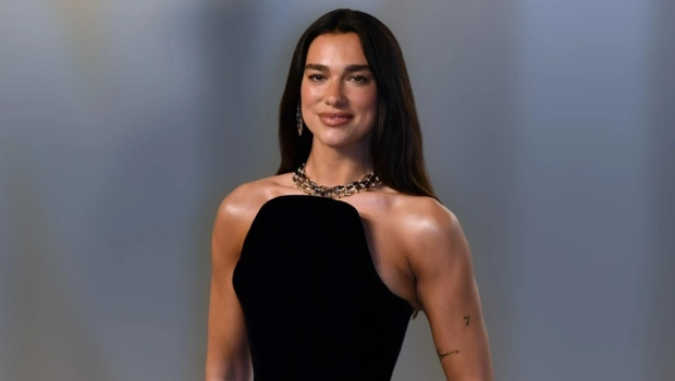 Дуа Липа примерила архивное свадебное платье Кейт Мосс от Versace Дуа Липа примерила архивное свадебное платье Кейт Мосс от Versace