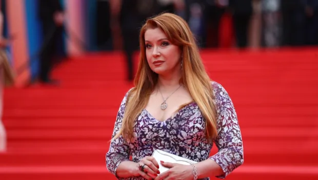 Вера Сотникова расплакалась во время визита в родную школу Вера Сотникова расплакалась во время визита в родную школу