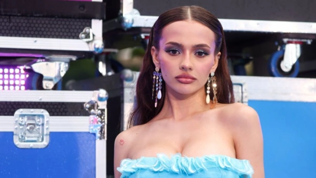 Валя Карнавал удивила поклонников фотографией в свадебном платье