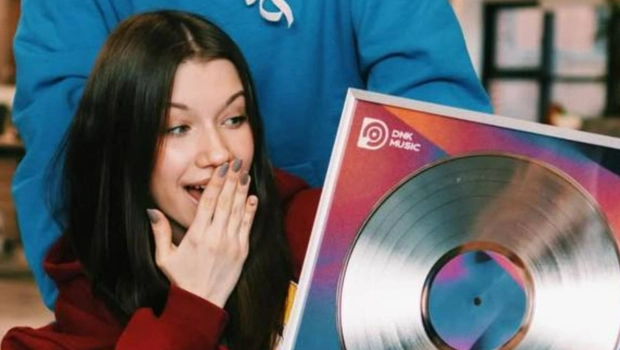 Viki Show получила платиновый диск за завирусившийся в Сети трек «Просто» Viki Show получила платиновый диск за завирусившийся в Сети трек «Просто»