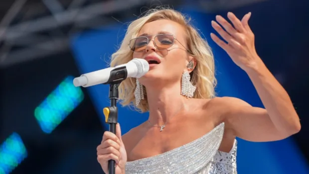 Полина Гагарина вместе с мамой проехалась на московском электробусе