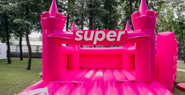 Дима Билан, Тимати, Джиган и другие звезды в розовом батутном замке Super на VK Fest