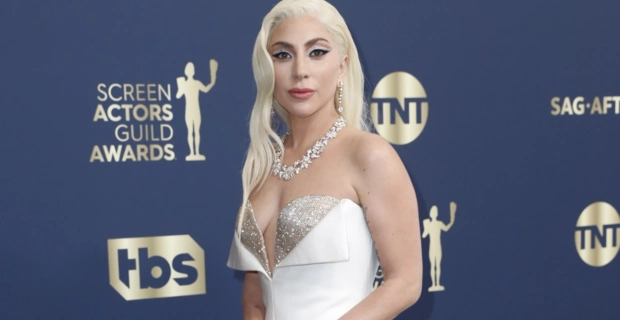 Леди Гага в шляпе с рогами появилась с женихом на премьере «Джокера» в Венеции