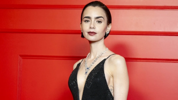 Лили Коллинз отметила первое Рождество в качестве мамы: «Наслаждаюсь моментами»